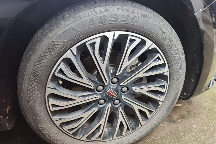 Used Hongqi H5 2023 2.0T Automatic Smart Connect Flagship Edition Right Front Wheel Hub