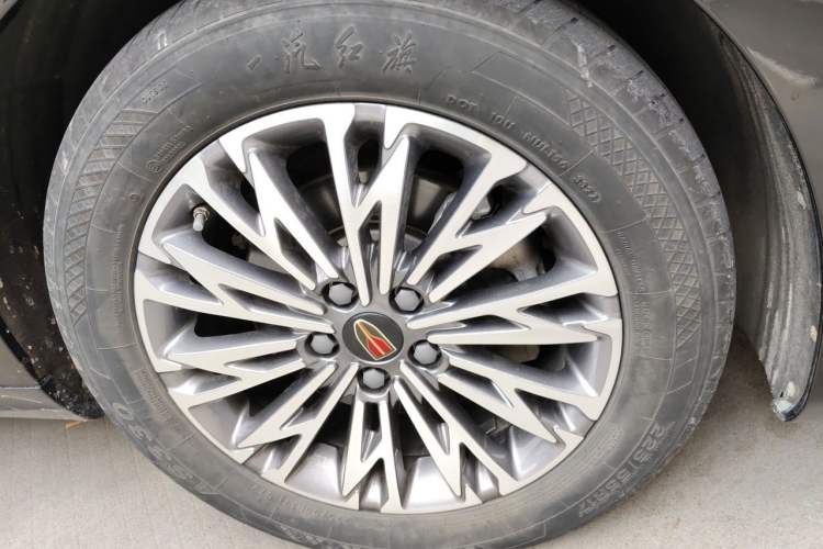 Used Hongqi H5 2023 2.0T Automatic Smart Connect Flagship Edition Right Front Wheel Hub