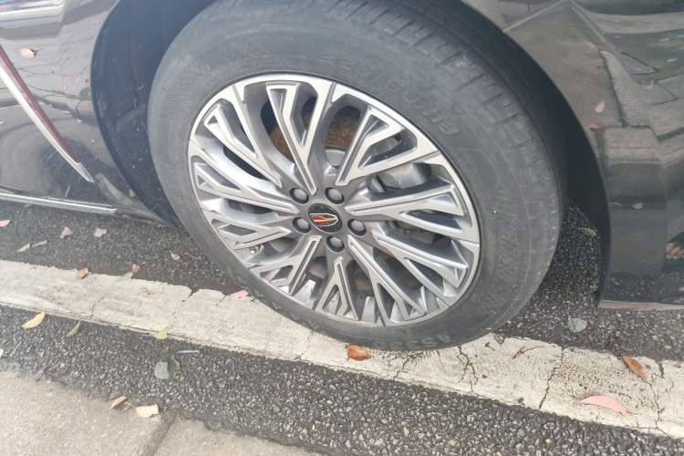 Used Hongqi H5 2023 2.0T Automatic Smart Connect Flagship Edition Right Front Wheel Hub