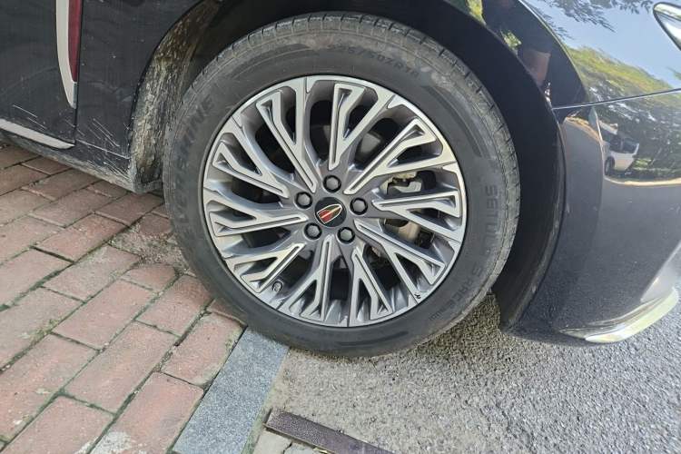 Used Hongqi H5 2023 2.0T Automatic Smart Connect Flagship Edition Right Front Wheel Hub