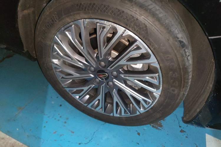 Used Hongqi H5 2023 2.0T Automatic Smart Connect Flagship Edition Right Front Wheel Hub