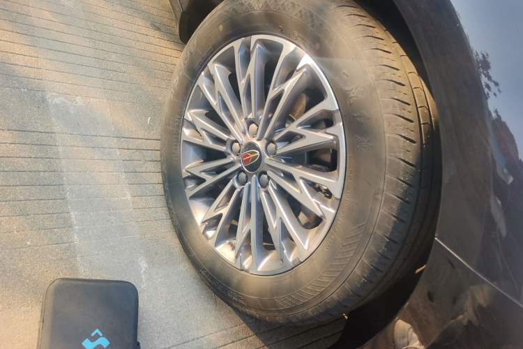 Used Hongqi H5 2023 2.0T Automatic Smart Connect Flagship Edition Right Front Wheel Hub