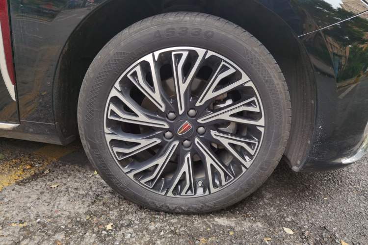 Used Hongqi H5 2023 2.0T Automatic Smart Connect Flagship Edition Right Front Wheel Hub