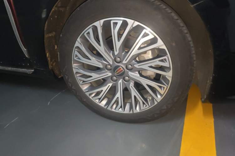 Used Hongqi H5 2023 2.0T Automatic Smart Connect Flagship Edition Right Front Wheel Hub
