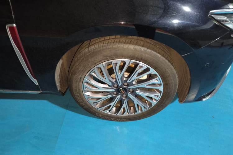 Used Hongqi H5 2023 2.0T Automatic Smart Connect Flagship Edition Right Front Wheel Hub
