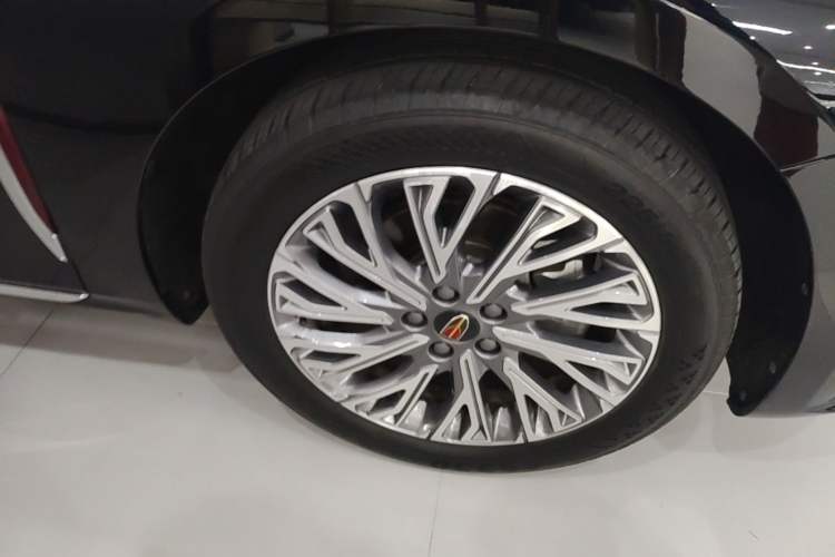 Used Hongqi H5 2023 2.0T Automatic Smart Connect Flagship Edition Right Front Wheel Hub