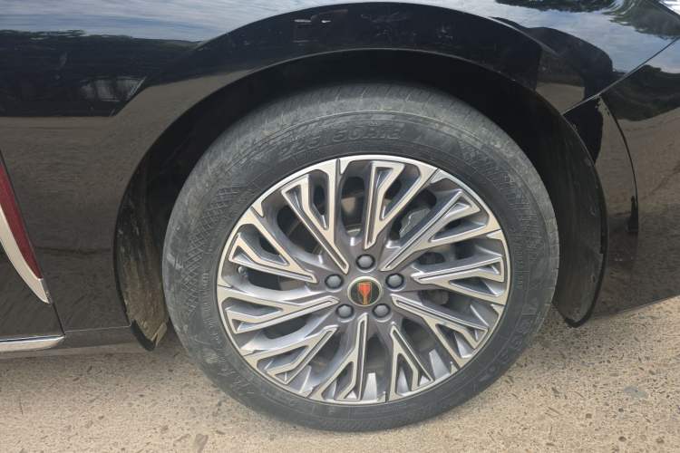 Used Hongqi H5 2023 2.0T Automatic Smart Connect Flagship Edition Right Front Wheel Hub