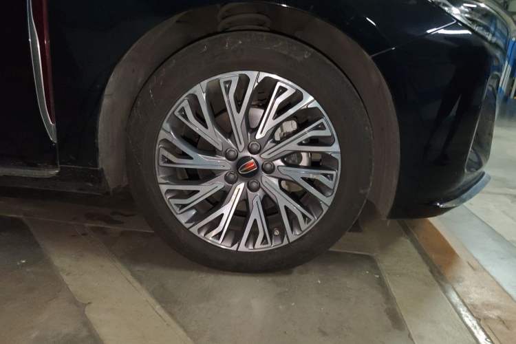 Used Hongqi H5 2023 2.0T Automatic Smart Connect Flagship Edition Right Front Wheel Hub