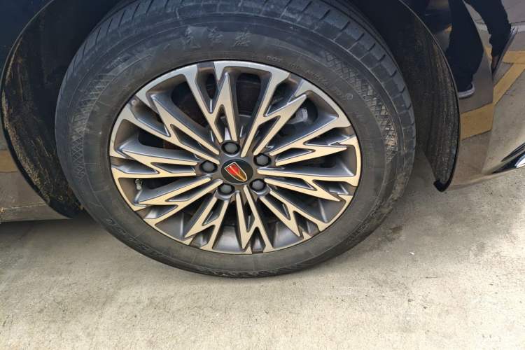 Used Hongqi H5 2023 2.0T Automatic Smart Connect Flagship Edition Right Front Wheel Hub