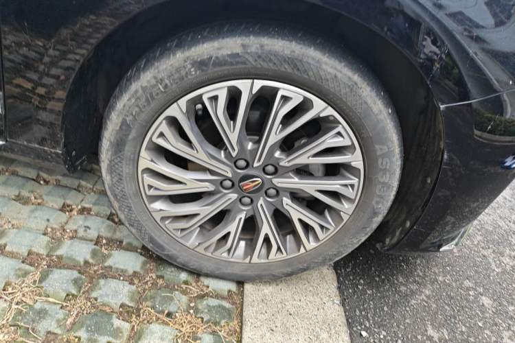 Used Hongqi H5 2023 2.0T Automatic Smart Connect Flagship Edition Right Front Wheel Hub