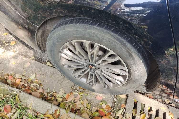 Used Hongqi H5 2023 2.0T Automatic Smart Connect Flagship Edition Right Front Wheel Hub