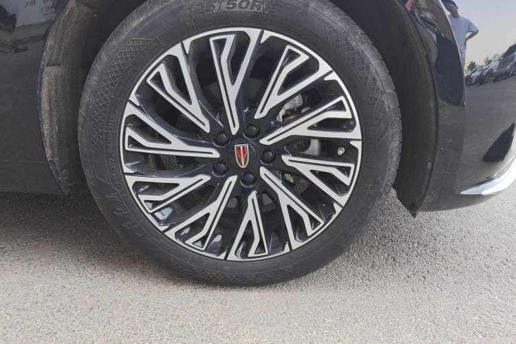 Used Hongqi H5 2023 2.0T Automatic Smart Connect Flagship Edition Right Front Wheel Hub