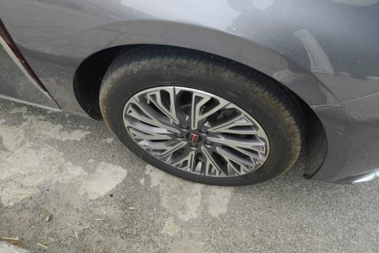 Used Hongqi H5 2023 2.0T Automatic Smart Connect Flagship Edition Right Front Wheel Hub