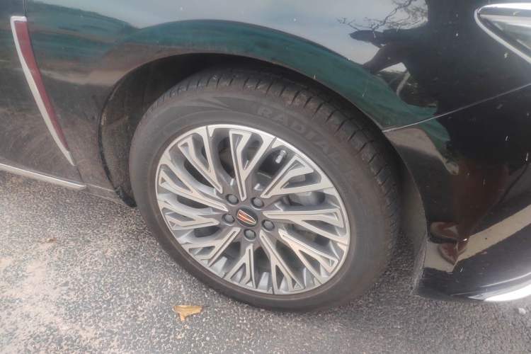 Used Hongqi H5 2023 2.0T Automatic Smart Connect Flagship Edition Right Front Wheel Hub