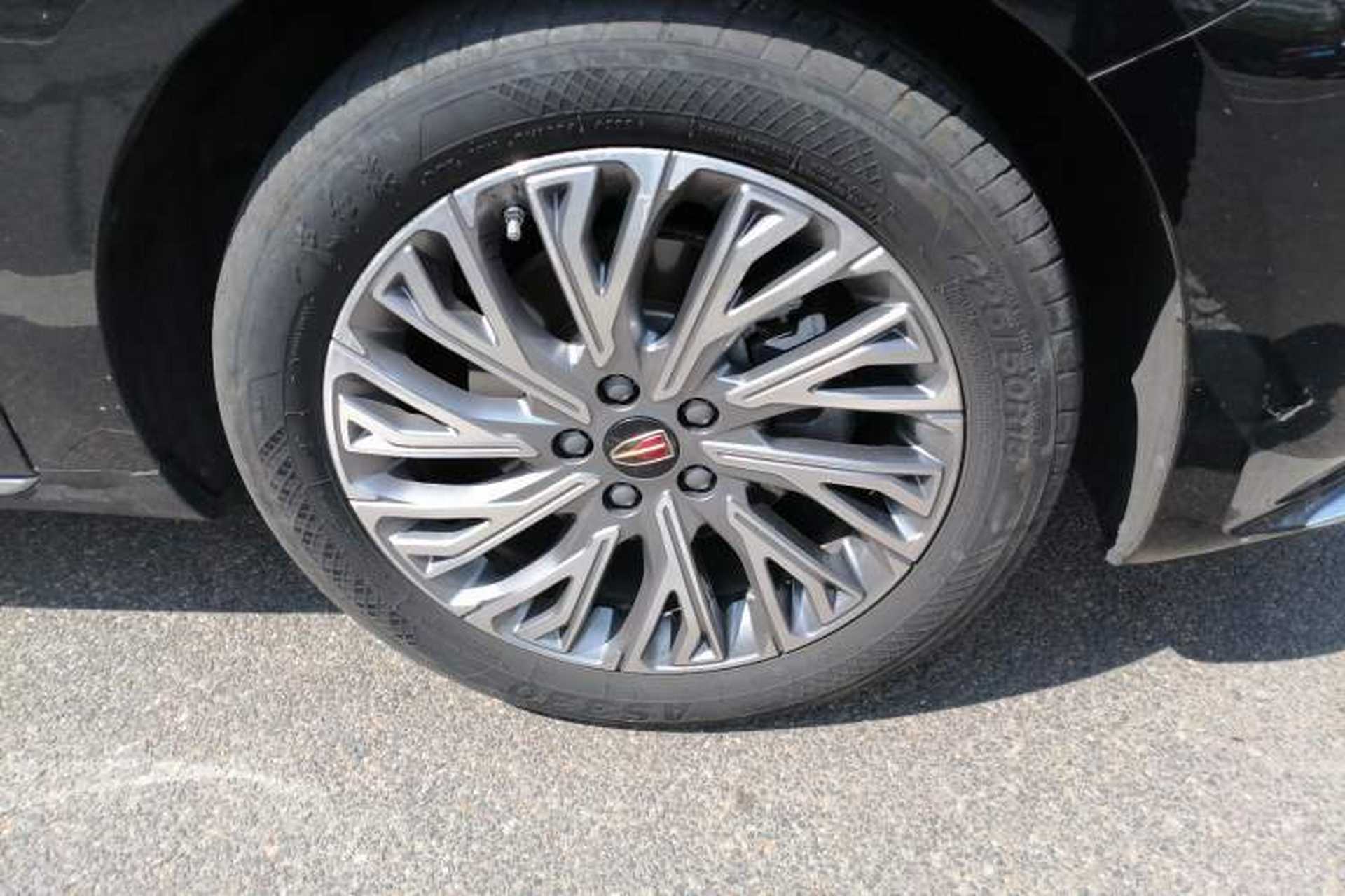 Used Hongqi H5 2023 2.0T Automatic Smart Connect Flagship Edition Right Front Wheel Hub