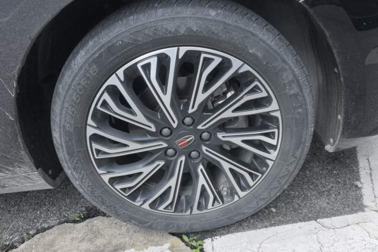 Used Hongqi H5 2023 2.0T Automatic Smart Connect Flagship Edition Right Front Wheel Hub
