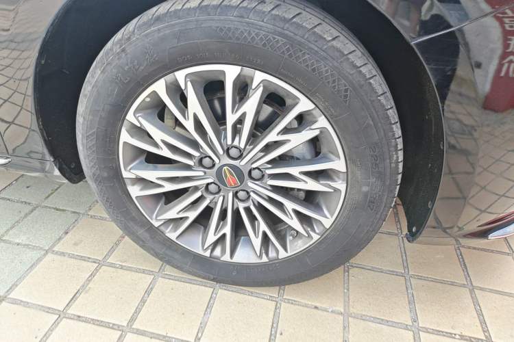 Used Hongqi H5 2023 2.0T Automatic Smart Connect Flagship Edition Right Front Wheel Hub