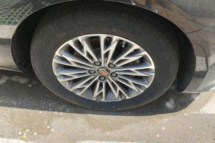 Used Hongqi H5 2023 2.0T Automatic Smart Connect Flagship Edition Right Front Wheel Hub