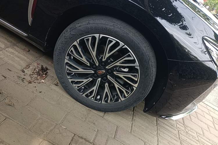 Used Hongqi H5 2023 2.0T Automatic Smart Connect Flagship Edition Right Front Wheel Hub