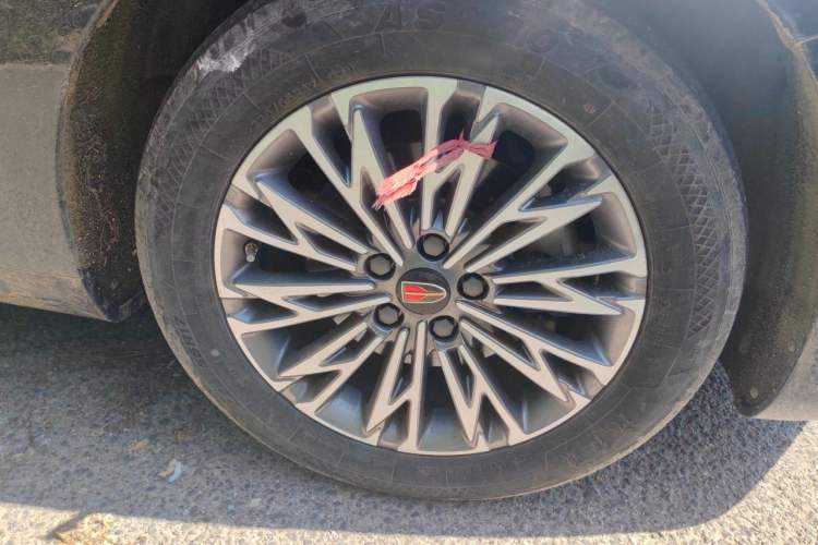 Used Hongqi H5 2023 2.0T Automatic Smart Connect Flagship Edition Right Front Wheel Hub