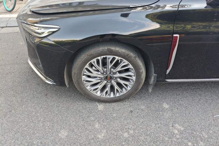 Used Hongqi H5 2023 2.0T Automatic Smart Connect Flagship Edition Right Front Wheel Hub