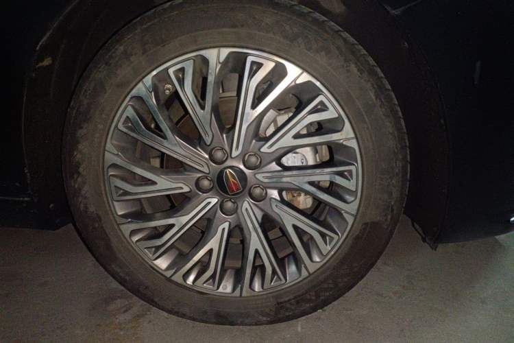 Used Hongqi H5 2023 2.0T Automatic Smart Connect Flagship Edition Right Front Wheel Hub