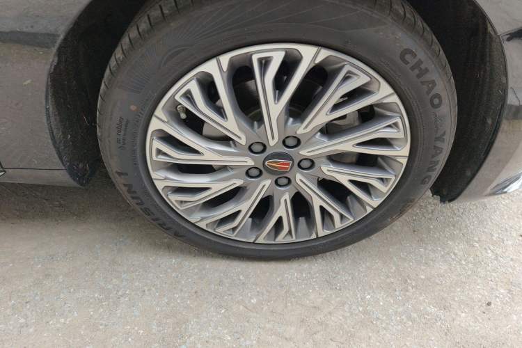 Used Hongqi H5 2023 2.0T Automatic Smart Connect Flagship Edition Right Front Wheel Hub