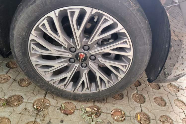 Used Hongqi H5 2023 2.0T Automatic Smart Connect Flagship Edition Right Front Wheel Hub