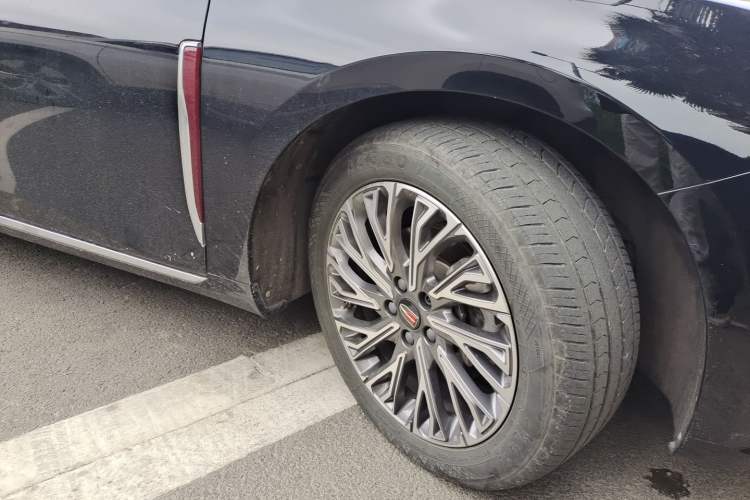 Used Hongqi H5 2023 2.0T Automatic Smart Connect Flagship Edition Right Front Wheel Hub