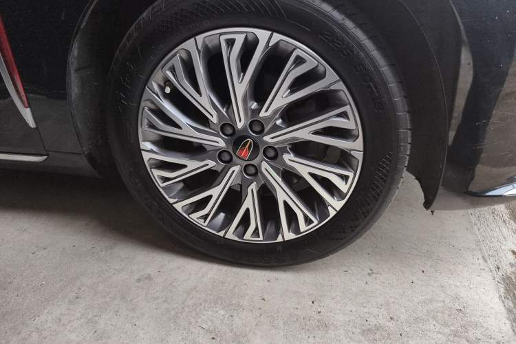 Used Hongqi H5 2023 2.0T Automatic Smart Connect Flagship Edition Right Front Wheel Hub