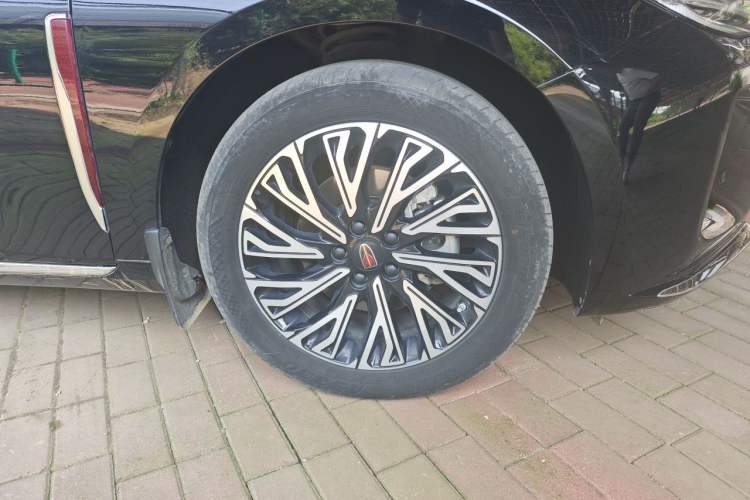 Used Hongqi H5 2023 2.0T Automatic Smart Connect Flagship Edition Right Front Wheel Hub