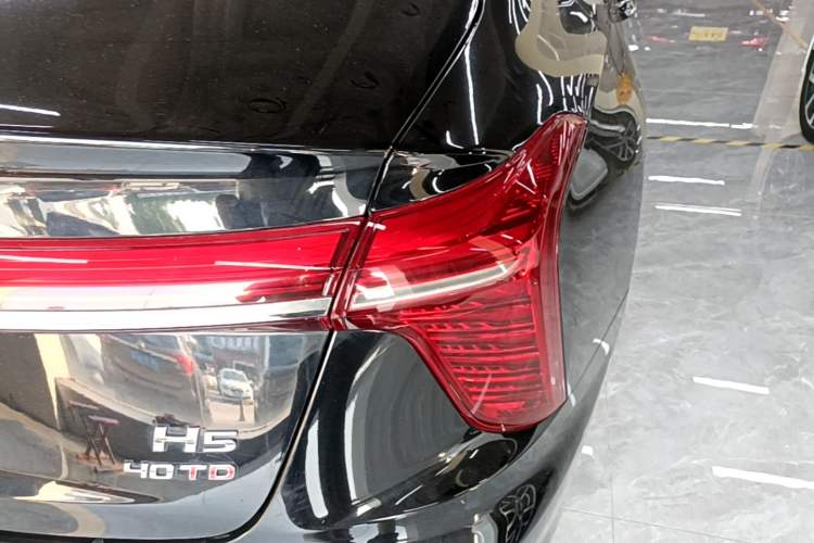 Used Hongqi H5 2023 2.0T Automatic Smart Connect Flagship Edition Right Rear Taillight