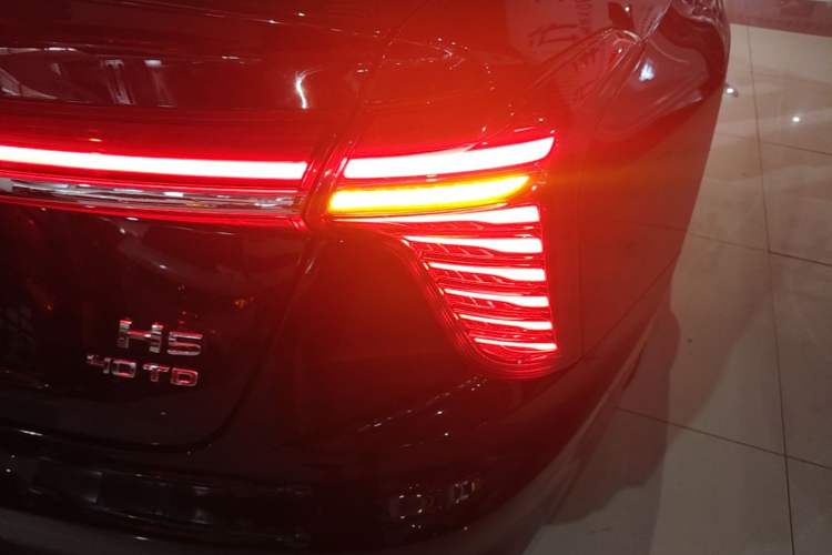 Used Hongqi H5 2023 2.0T Automatic Smart Connect Flagship Edition Right Rear Taillight