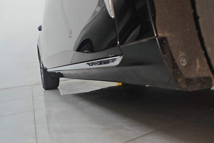 Used Hongqi H5 2023 1.5T DCT Smart Connect Flagship Edition Right Side Sill