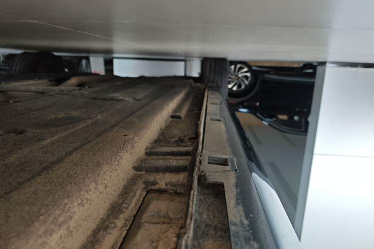 Used Hongqi H5 2023 2.0T Automatic Smart Connect Flagship Edition Right Side Sill