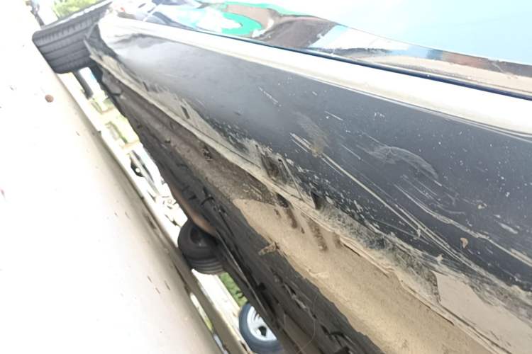 Used Hongqi H5 2023 1.5T DCT Smart Connect Flagship Edition Right Side Sill