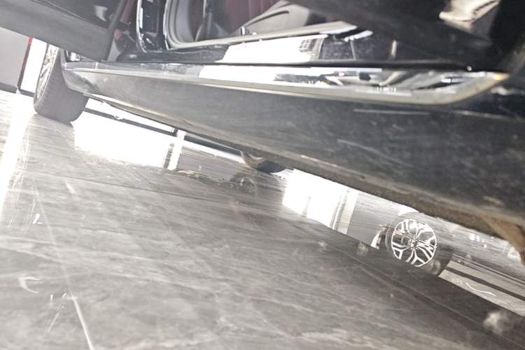 Used Hongqi H5 2023 2.0T Automatic Smart Connect Flagship Edition Right Side Sill