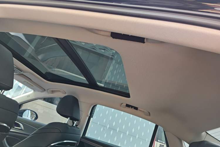 Used Hongqi H5 2023 2.0T Automatic Smart Connect Flagship Edition Roof