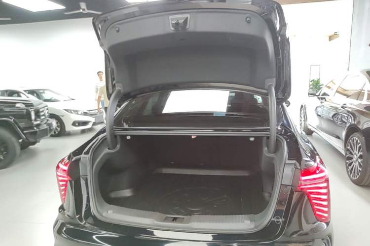 Used Hongqi H5 2023 2.0T Automatic Smart Connect Flagship Edition Trunk