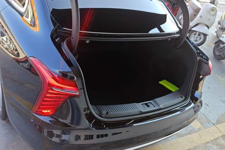 Used Hongqi H5 2023 2.0T Automatic Smart Connect Flagship Edition Trunk