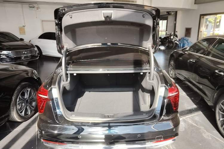 Used Hongqi H5 2023 2.0T Automatic Smart Connect Flagship Edition Trunk
