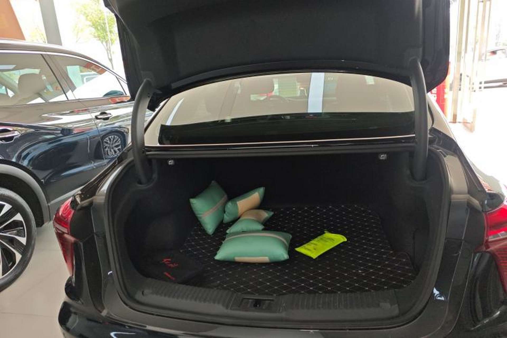 Used Hongqi H5 2023 2.0T Automatic Smart Connect Flagship Edition Trunk