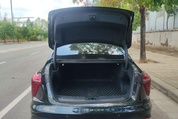 Used Hongqi H5 2023 2.0T Automatic Smart Connect Flagship Edition Trunk