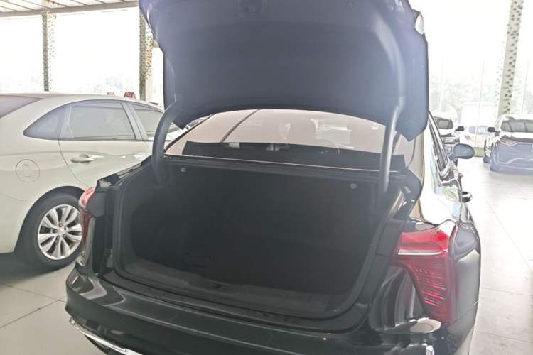 Used Hongqi H5 2023 2.0T Automatic Smart Connect Flagship Edition Trunk