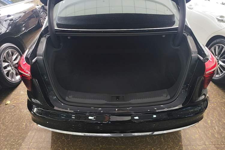 Used Hongqi H5 2023 1.5T DCT Smart Connect Flagship Edition Trunk