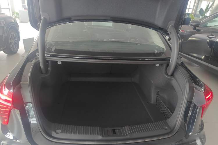 Used Hongqi H5 2023 2.0T Automatic Smart Connect Flagship Edition Trunk