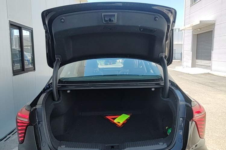 Used Hongqi H5 2023 2.0T Automatic Smart Connect Flagship Edition Trunk