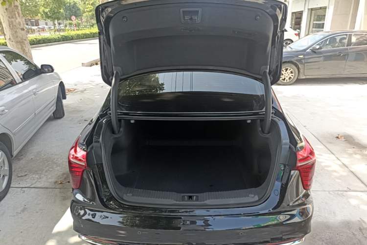 Used Hongqi H5 2023 1.5T DCT Smart Connect Flagship Edition Trunk