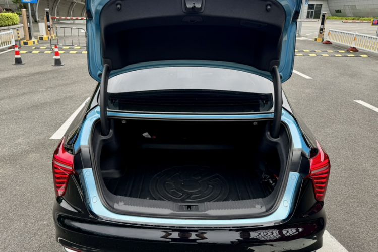 Used Hongqi H5 2023 2.0T Automatic Smart Connect Flagship Edition Trunk