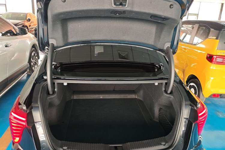 Used Hongqi H5 2023 2.0T Automatic Smart Connect Flagship Edition Trunk